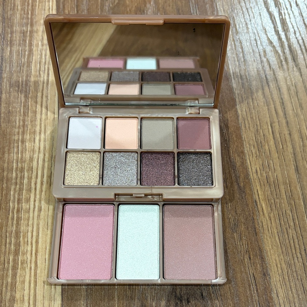 Khroma Elegant Eyeshadow Palette - Kourtney Kim and khloe limited edition